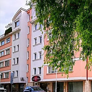 3* Aparthotel House